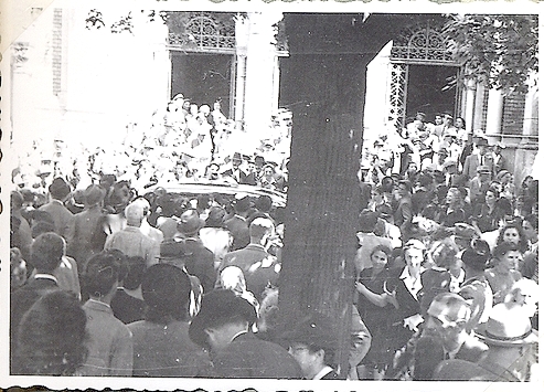 9.05.48 In fata sinagogii_1